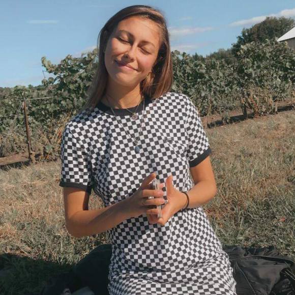 Meet your Posher, Emmanuelle - Picture 1 of 1